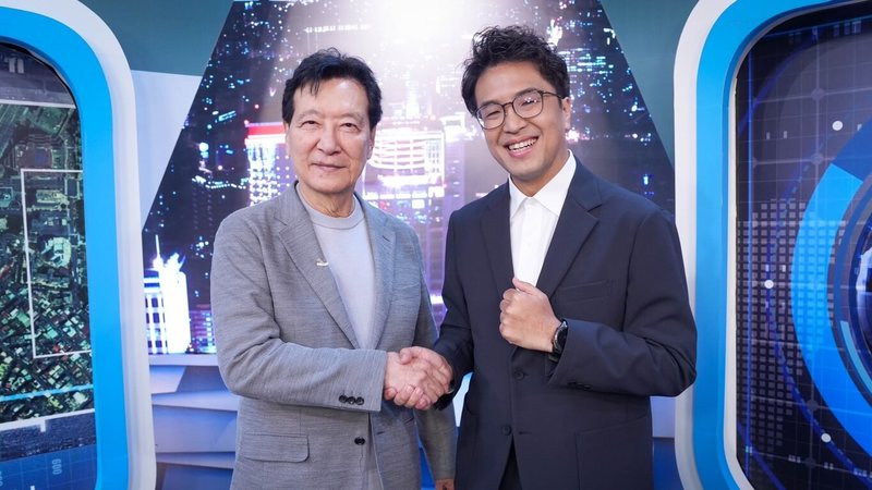 民進黨台北市長參選人沈伯洋（右）7日應邀赴前中廣董事長、資深媒體人趙少康（左）主持的「少康戰情室」，針對近來引發外界熱烈討論的毒品議題進行攻防。（TVBS提供）中央社記者洪素津傳真 115年10月7日
