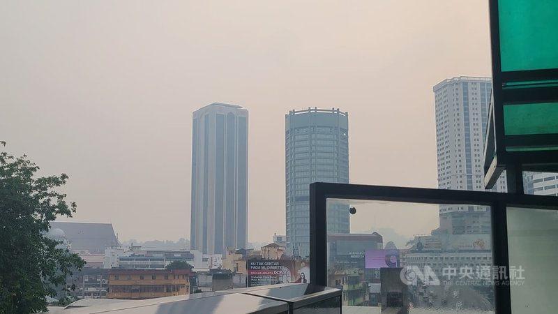 馬來西亞霾害持續，吉隆坡7日遠處景物籠罩在煙霾中，視線朦朧。截至7日中午，全國36個地區空氣污染指數達不健康程度，影響民眾日常活動。中央社記者黃自強吉隆坡攝　115年10月7日