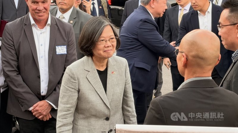 前總統蔡英文（中）6日晚間受邀出席「2026科技與國家安全研討會」主辦方舉辦的VIP晚宴，她致詞表示，台灣強大的防衛能力對於維持地區穩定至關重要。中央社記者張欣瑜舊金山攝　115年10月7日