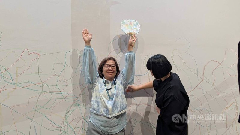 「台灣光譜」展8日起在台南國家美術館展出，文化部政務次長王時思（左）7日提前體驗互動作品「寫生，島的姿態」。中央社記者王寶兒攝　115年10月7日