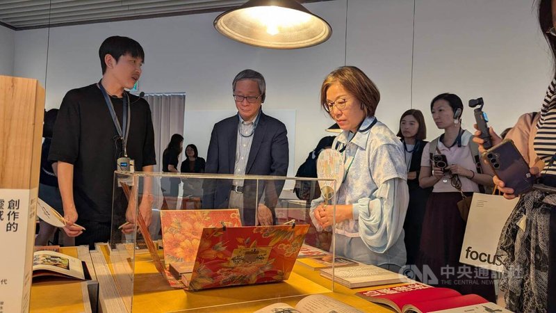 「台灣光譜」展8日起在台南國家美術館展出，新增展區「島的模樣」，盼透過選書讓人認識台灣工藝、美術等領域。文化部長李遠（前左2）、政務次長王時思（前左3）7日觀展，策展人林昆穎（前左）解說。中央社記者王寶兒攝　115年10月7日