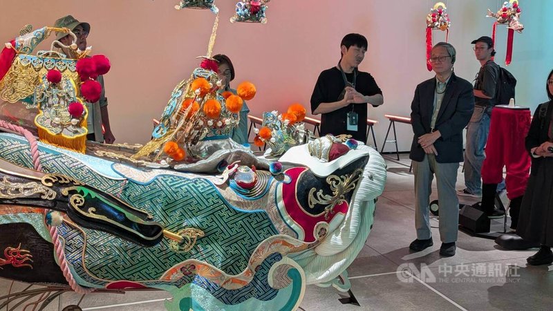 「台灣光譜」展8日起在台南國家美術館登場，台南市政府文化局典藏的「鯤島神舟」也將展出，體現先民渡海來台、與神同行的信仰歷程。中央社記者王寶兒攝　115年10月7日