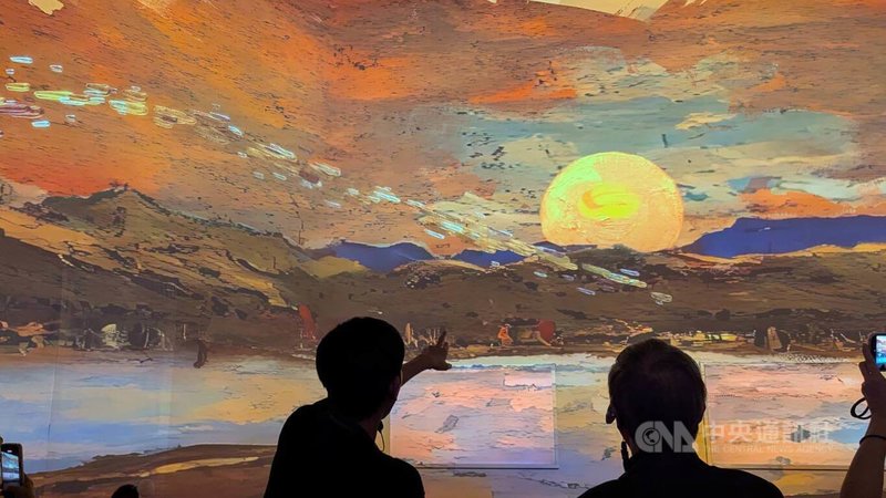 「台灣光譜」展8日起在台南國家美術館登場，「台灣本色」展區以沉浸式方式呈現陳澄波、林玉山、林惺嶽等藝術家的典藏作品數位圖像，以此延伸台灣近代美術的觀看路徑。中央社記者王寶兒攝　115年10月7日