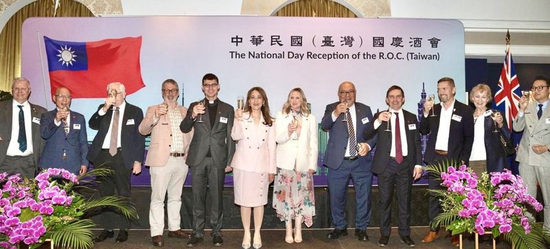 駐紐西蘭代表處6日在威靈頓舉行國慶酒會，多位跨黨派國會議員出席挺台，駐紐西蘭代表歐江安代表台灣政府與人民表達誠摯感謝。（駐紐西蘭代表處提供）中央社　115年10月7日