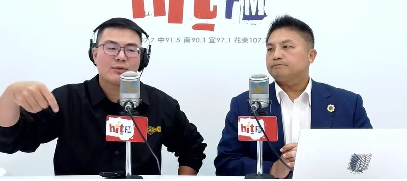 國民黨宜蘭縣長參選人吳宗憲（右）7日接受電台節目主持專訪，廣告時提到民進黨籍對手林國漳是「肥貓」，並指出因為是事實、林國漳不敢提告。左為節目主持人黃揚明。（取自hitFM「嗆新聞」節目直播畫面）中央社記者王朝鈺傳真　115年10月7日