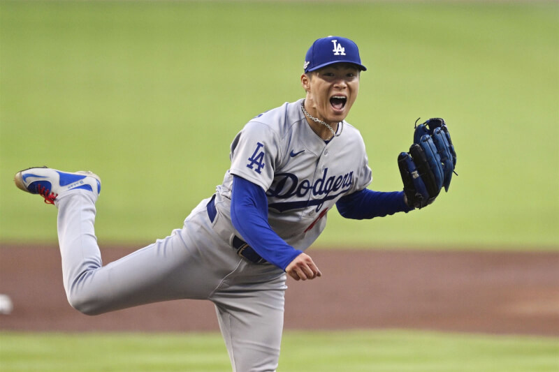 美國職棒大聯盟MLB軍洛杉磯道奇6日靠著山本由伸主投7局飆10次三振，壓制亞特蘭大勇士打線，終場以3比1勝出。（共同社）