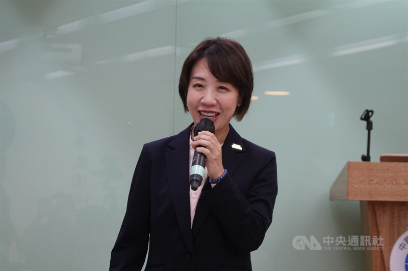 僑務委員會委員長徐佳青、副委員長李姸慧（圖）向行政院長卓榮泰遞出辭呈。行政院7日晚間表示，卓榮泰考量李姸慧任職逾一年，熟稔僑務工作，已予慰留，並請李妍慧代理僑務委員會委員長一職。（中央社檔案照片）