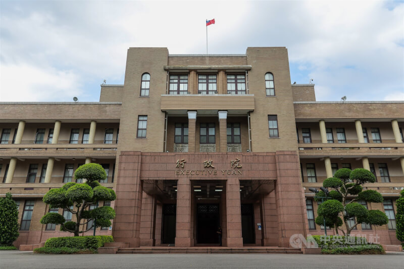 為提升企業競爭力，行政院會8日擬討論、通過中小微企業轉型升級發展條例，估計逾4000家業者能受惠租稅減免，帶動投資效益逾新台幣500億元。圖為行政院外觀。（中央社檔案照片）