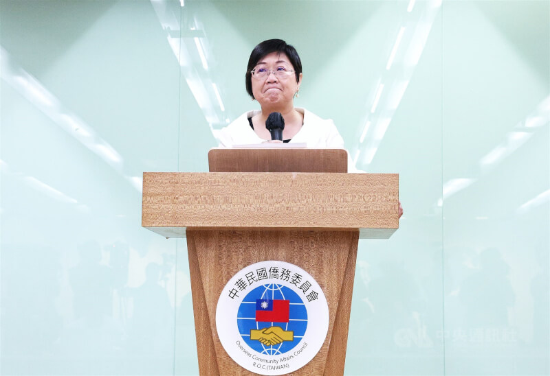 台灣民眾黨立法院黨團近日接連爆料，僑委會委員長徐佳青7日舉行記者會表示，即日起請辭委員長。中央社記者郭日曉攝　115年10月7日