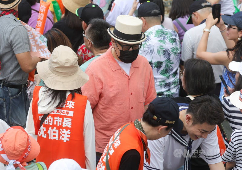蔡康永（中）4日下午現身民進黨台北市長參選人沈伯洋競選總部成立大會。經紀人解釋，這是為了之後可能專訪兩位台北市長候選人做的前期瞭解。（中央社檔案照片）