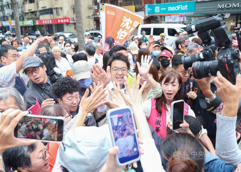 民進黨台北市長參選人沈伯洋（中）7日上午到台北市信義區吳興市場掃街拜票，受到大批支持群眾歡迎。中央社記者張新偉攝　115年10月7日