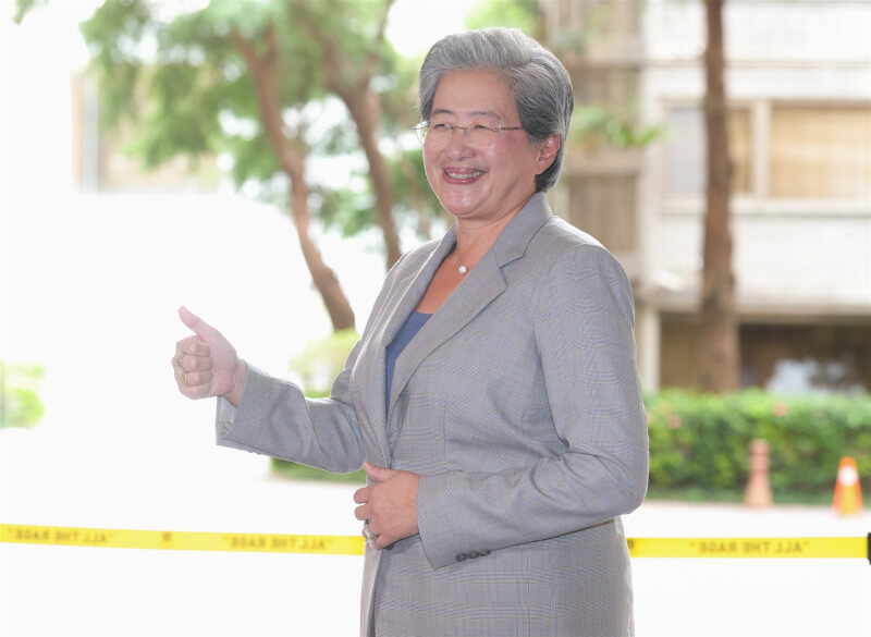 晶片大廠超微（AMD）董事長暨執行長蘇姿丰（圖）訪台，6日在飯店門口接受媒體採訪後，比讚留影。中央社記者謝佳璋攝 115年10月6日