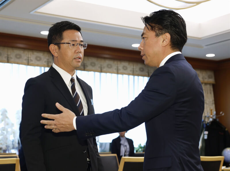 沖繩縣知事古謝玄太（左）7日在防衛省與防衛大臣小泉進次郎（右）會談。（共同社）