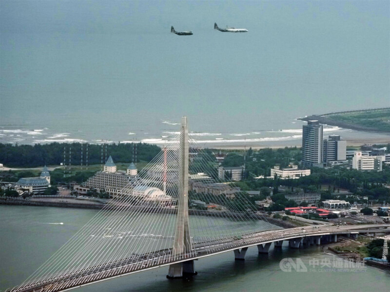 國慶大會預演6日舉行，1架P-3C反潛機與2架C-130H運輸機從淡水河口上空進入台北市，與淡江大橋同框。（中央社檔案照片）