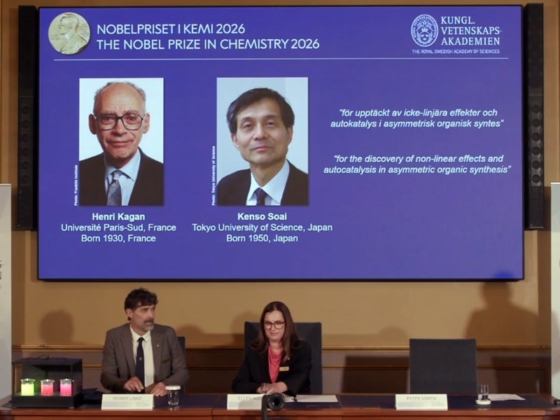 法國科學家凱根與日本科學家硤合憲三共享諾貝爾化學獎殊榮。（圖取自x.com/NobelPrize）