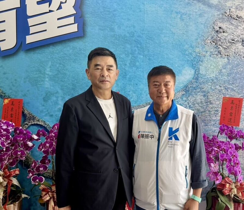中華海員總工會理事長葉慶榮（左）7日率工會代表前往國民黨澎湖縣長參選人陳振中（右）競選總部，陳振中表示，未來若有機會擔任縣長，將積極爭取中央資源，促進在地海事教育單位、航商及工會合作。（陳振中競選總部提供）中央社　115年10月7日