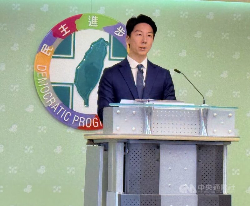 民進黨7日召開中常會，發言人吳崢（圖）會後轉述會議內容，並接受媒體訪問。中央社記者王揚宇攝 115年10月7日