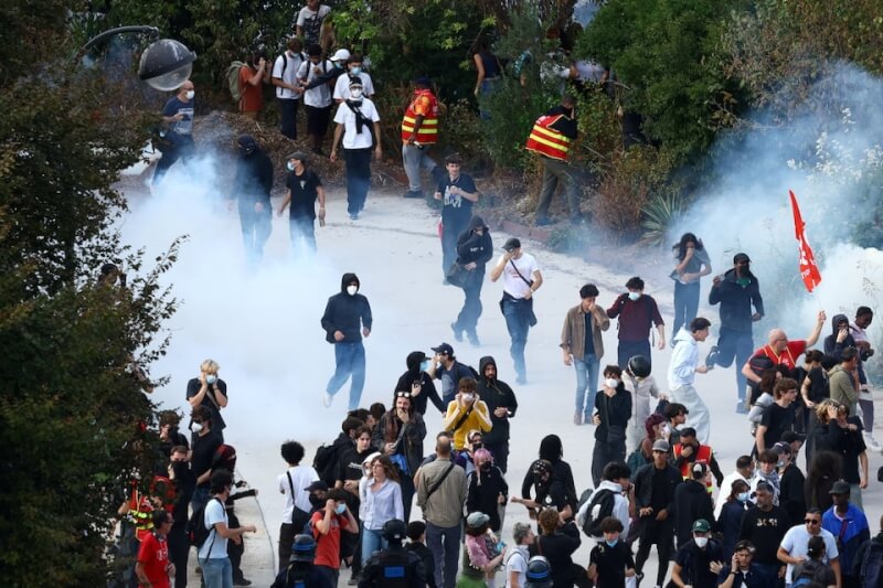 警方在巴黎民族廣場使用催淚瓦斯驅散人群。（路透社）