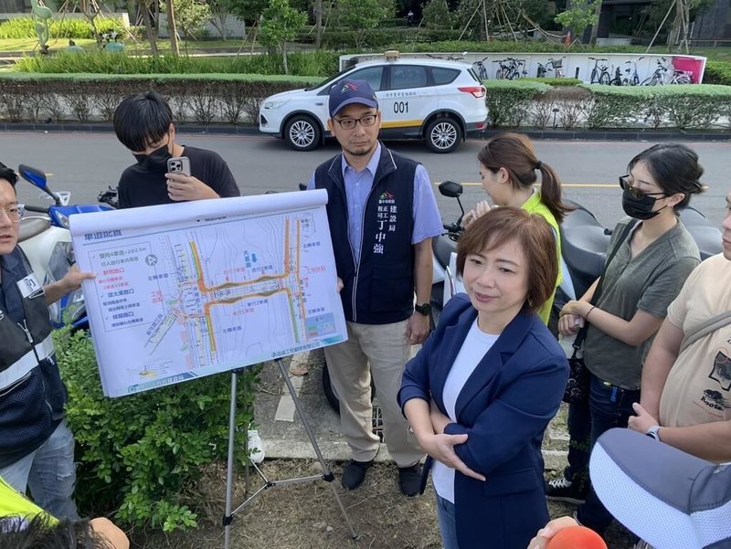 台中市「太平區環太東路銜接新平路三段橋梁新建工程」8日通車，圖為參選台中市長的民主進步黨籍立法委員何欣純民國113年11月會勘工程進度。（何欣純競選總部提供）中央社記者趙麗妍傳真　115年10月8日