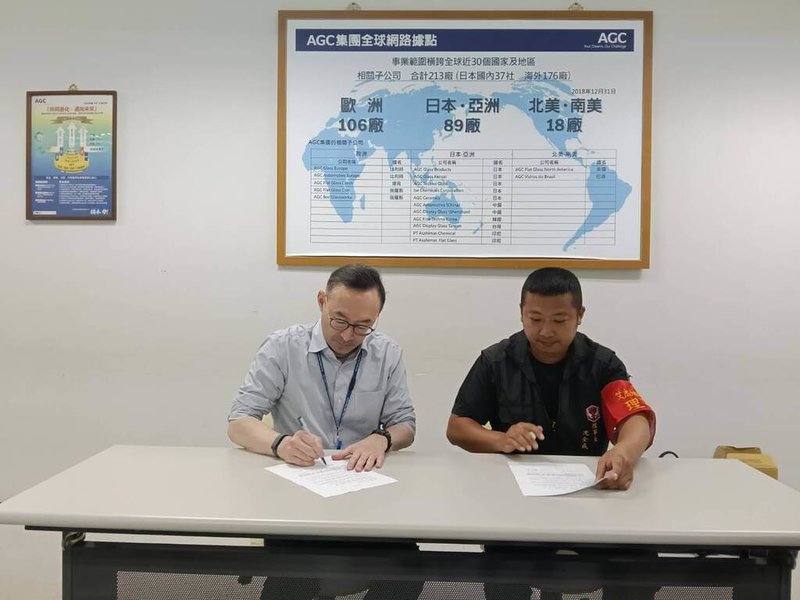 艾杰旭顯示玻璃股份有限公司勞資爭議，7日晚間在勞動部勞動關係司和雲林縣政府協助下，歷經7小時協商，勞資就未來薪資調整達成共識，將於2027年及2028年每月底薪全面調薪新台幣1200元。 （縣府提供）　中央社記者姜宜菁傳真　115年10月8日