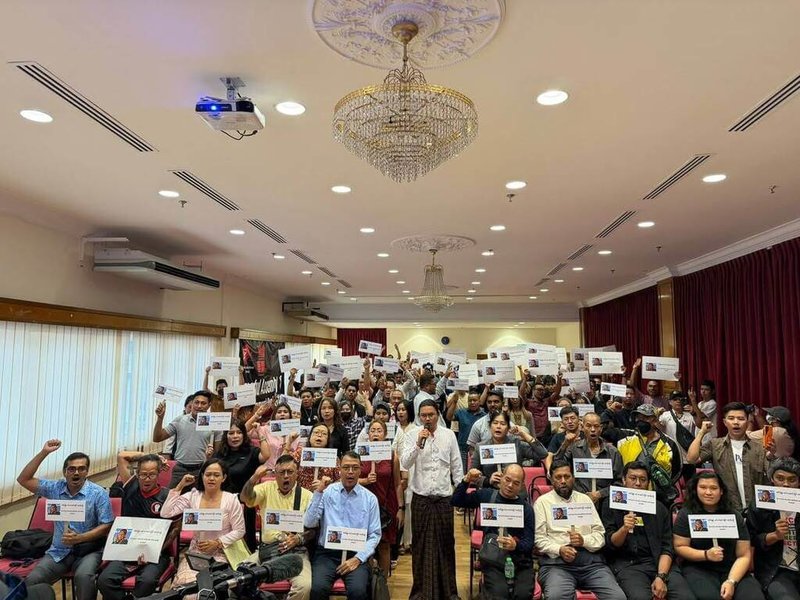 馬來西亞在地緬甸社群與公民社會組織8日在吉隆坡暨雪蘭莪中華大會堂舉行抗議集會，反對緬甸總統敏昂萊訪問馬來西亞，並呼籲停止遣返緬甸公民。（MANDIRI提供）中央社記者黃自強吉隆坡傳真　115年10月8日