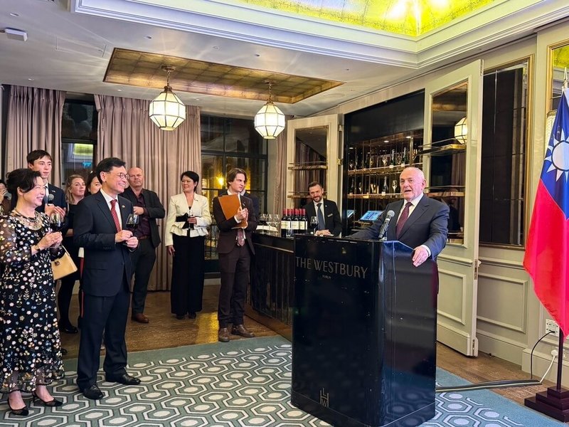 駐愛爾蘭代表處6日舉行國慶酒會，愛爾蘭國會眾議院副議長、友台小組主席麥基尼士應邀致詞時，呼籲愛爾蘭政府更積極、明確表達對台灣的支持，包括盡快恢復設立駐台代表機構。（駐愛爾蘭代表處提供）中央社記者陳韻聿傳真　115年10月8日