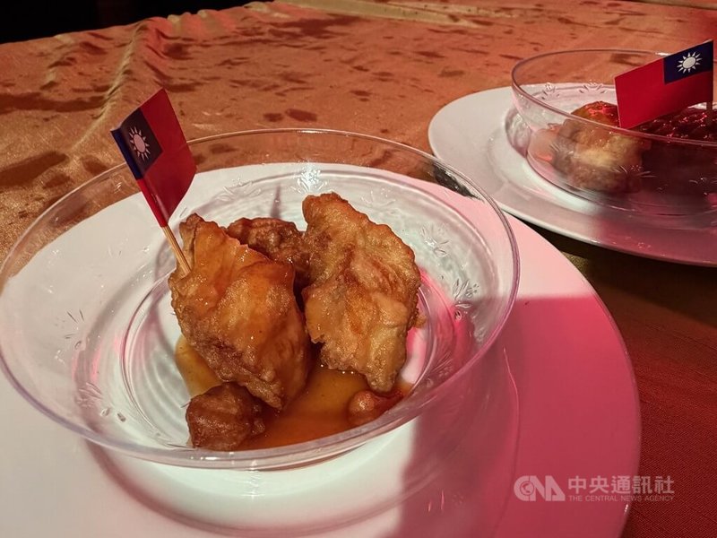 駐美代表處7日晚間舉行雙十國慶酒會，現場美食包括酥炸台灣鯛。中央社記者侯姿瑩華盛頓攝　115年10月8日