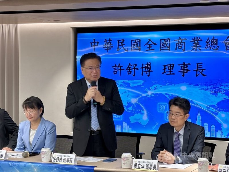 商總8日舉辦第1屆「商總國際台商騰飛計畫」啟動記者會，理事長許舒博（中）表示，目前規劃推動「台灣城（Taiwan Town）」概念，盼未來在日本、美國等地整合台灣餐飲、食品等品牌，形成海外台商聚落，為赴海外投資的台灣企業及員工提供更多服務與支持。中央社記者曾筠庭攝　115年10月8日