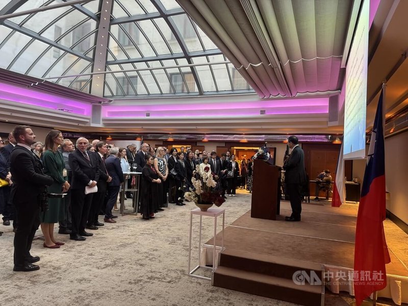 駐捷克代表處6日舉行國慶酒會，吸引捷克政要、國會議員、行政部門、產官學及各界等逾230位貴賓出席。當天節目包含捷克合唱團演唱捷克與中華民國國歌，現場也提供台灣美食給貴賓享用。中央社記者劉郁葶布拉格攝　115年10月8日