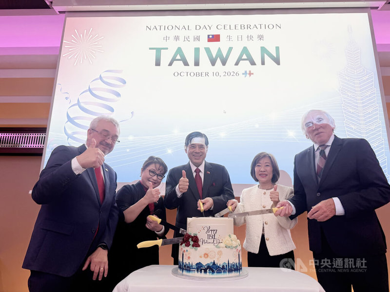 駐捷克代表處6日舉行國慶酒會。駐捷克代表陳立國（中）、經濟部次長江文若（右2）、眾議院友台小組主席班達（Marek Benda）（左1）與參議院「教育、科學、文化、人權及請願委員會」主席魯基斯卡（Jiří Růžička）（右1）上台切蛋糕。中央社記者劉郁葶布拉格攝　115年10月8日