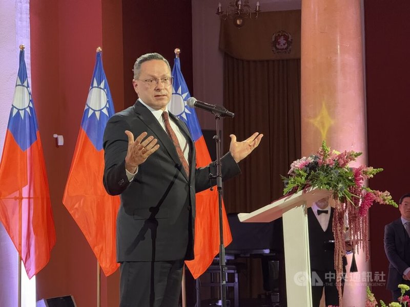 立陶宛國會外交委員會副主席帕維里奧尼斯致詞，籲立陶宛政府與在野黨不要為經濟利益而向威權靠攏，維持團結並持續支持台灣。中央社記者游堯茹維爾紐斯攝　115年10月8日