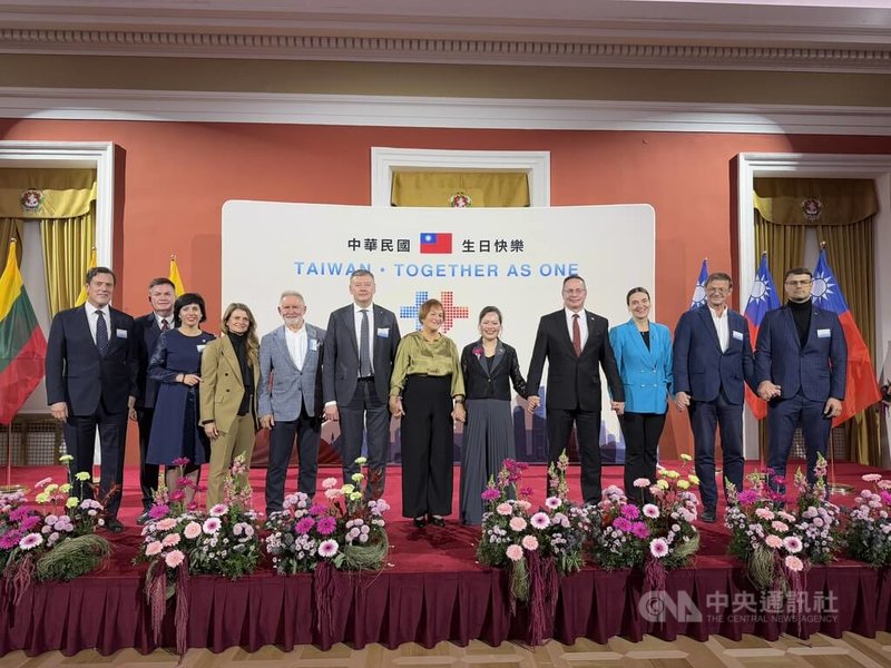 駐立陶宛代表處7日舉行國慶晚宴，立陶宛多位政府官員、議員、商界與學界等代表於晚宴致詞後上台合影。中央社記者游堯茹維爾紐斯攝　115年10月8日