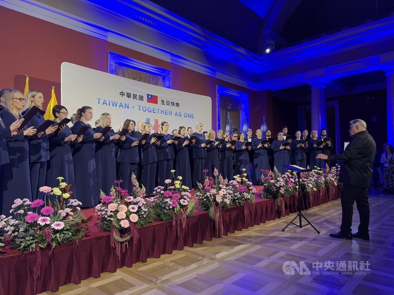 駐立陶宛代表處邀請歷史悠久的維爾紐斯國家合唱團，在國慶酒會上演唱中華民國國歌及立陶宛國歌，並帶來合唱表演，獲現場熱烈掌聲。中央社記者游堯茹維爾紐斯攝　115年10月8日