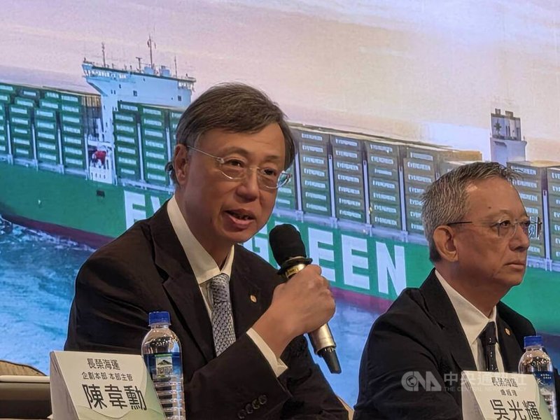 長榮海運舉行法人說明會，總經理吳光輝（左）表示，今年旺季提早且延續到9月，貨量維持高檔，受惠第3季運價衝高，11月之前載貨狀況非常樂觀，12月會再迎過年前拉貨旺季。中央社記者江明晏攝　115年10月8日
