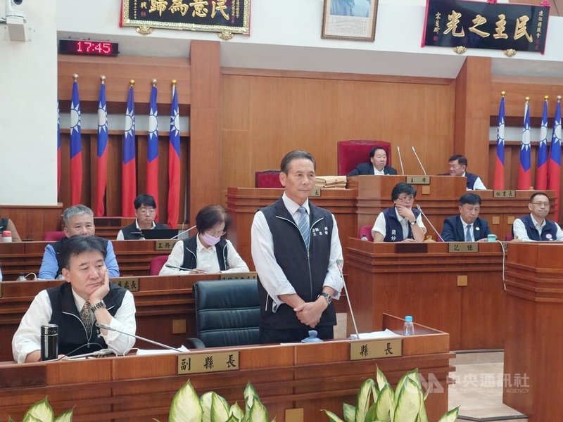 連江縣長王忠銘（立者）8日到連江縣議會施政報告，接受連江縣議員質詢。中央社記者潘欣彤攝　115年10月8日