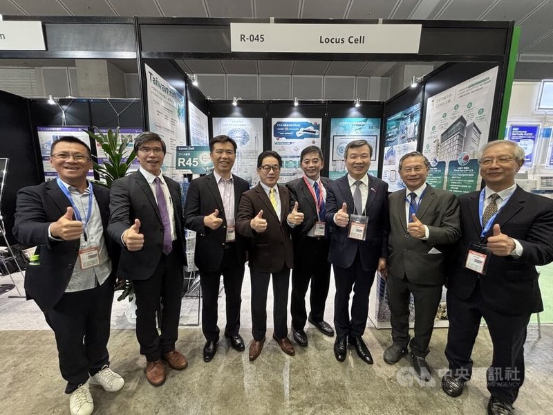 2026年日本生技大展（BioJapan）在橫濱登場，駐日代表李逸洋（右3）8日參加台灣館開幕儀式，並前往樂迦再生科技攤位參觀。中央社記者戴雅真東京攝　115年10月8日