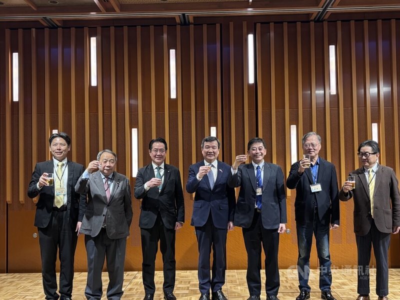 2026年日本生技大展（BioJapan）7日至9日在橫濱登場，樂迦再生科技8日晚間舉辦「台灣之夜」，駐日代表李逸洋（右4）、樂迦董事長邱俊榮（右3）、日本維新會眾議員市村浩一郎（左3）、參議員石平（左2）等與會嘉賓合影。中央社記者戴雅真東京攝　115年10月8日