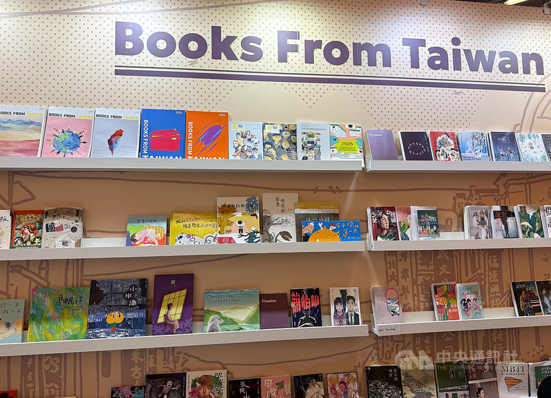 2026年法蘭克福書展登場，台灣館設置Books From Taiwan專區，展示台灣小說、漫畫、繪本等多元出版作品，向國際出版人推薦台灣原創內容，爭取海外翻譯出版與版權合作機會。中央社記者林尚縈法蘭克福攝　115年10月8日