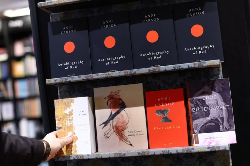 英國倫敦一處書店8日將2026年諾貝爾文學獎得主卡森的作品陳列在架上。（路透社）