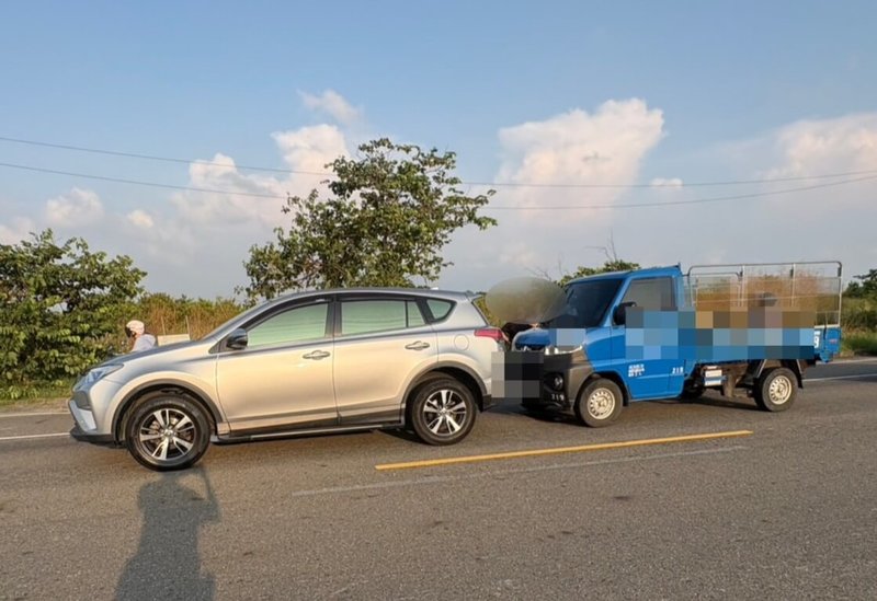 高雄水產行二代郭姓男子3日遭人追撞，下車理論時還被砍傷，不料7日又遭埋伏攻擊，所幸僅輕傷。郭男自述遭恐嚇「有人花錢買你的命」，警方追緝涉案犯嫌。（高雄湖內警分局提供）中央社記者洪學廣傳真　115年10月8日