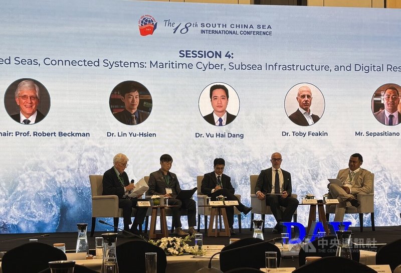海底電纜不僅是各國資訊傳輸的命脈，也是能源重要紐帶。國立成功大學教授林宇銜（左2）受第18屆南海國際論壇之邀，在「爭議的海域，互聯的系統」講座中分享台灣的水下自主海洋系統。中央社記者曾婷瑄河內攝　115年10月8日