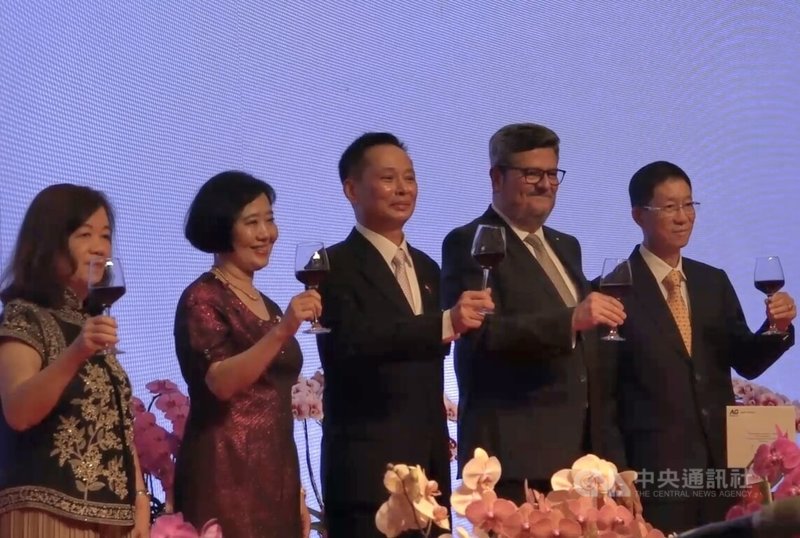 駐印尼代表處7日晚間舉辦115年國慶酒會，駐印尼代表洪振榮（中）與賓客舉杯，祝賀中華民國生日快樂。中央社記者羅薇佳雅加達攝 115年10月8日