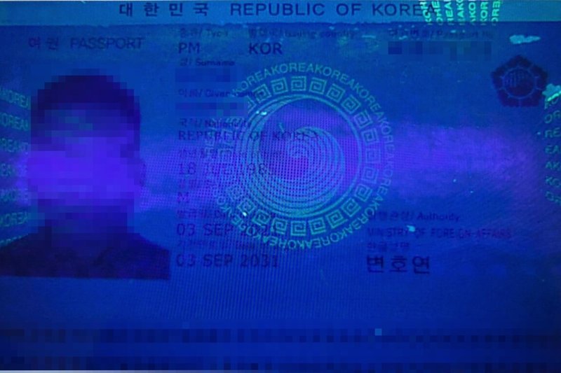 移民署國境事務大隊表示，6日晚間發現1名持變造韓國護照的中國籍男子，企圖經桃機轉機前往加拿大溫哥華，當場識破攔阻。（移民署國境事務大隊提供）中央社記者吳睿騏桃園傳真　115年10月8日
