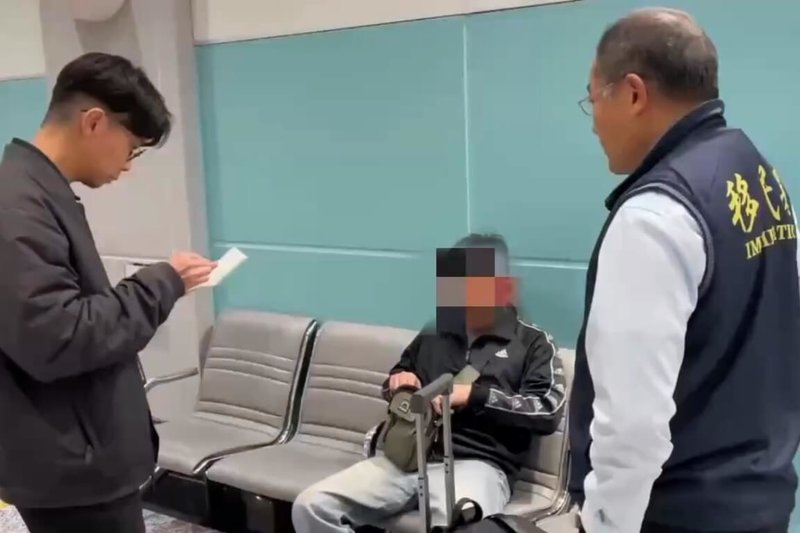移民署國境事務大隊表示，6日晚間1名持變造韓國護照的中國籍男子，企圖經桃園國際機場轉機前往加拿大溫哥華，由於男子行程及證件可疑遭識破。（移民署國境事務大隊提供）中央社記者吳睿騏桃園傳真　115年10月8日