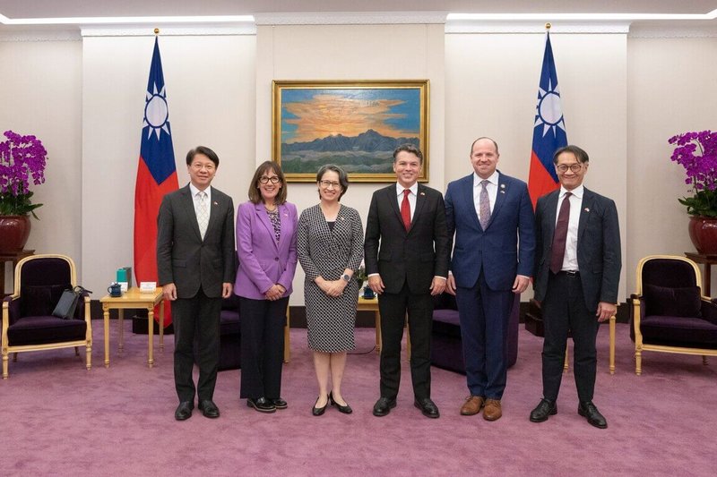 副總統蕭美琴（左3）7日接見美國聯邦眾議院預算委員會民主黨首席議員鮑以爾（Brendan Boyle，另譯：博伊爾）訪問團。（總統府提供）中央社記者葉素萍傳真　115年10月8日