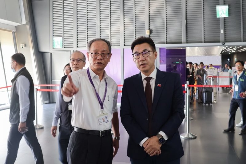 國民黨台中市長參選人江啟臣（前右）呼應台北市長蔣萬安「松山機場遷建」構想，主張加速推動「台中進、台中出」新國門計畫。圖為日前江啟臣會勘台中國際機場情形。（江啟臣競選辦公室提供）中央社記者趙麗妍傳真 115年10月8日