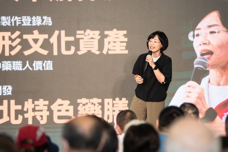 民進黨新北市長參選人蘇巧慧（後）8日成立中藥商後援會，她表示，未來將助傳統中藥技藝登錄「無形文化資產」，並結合餐飲產業開發新北特色藥膳，讓中藥更融入現代生活。（蘇巧慧競辦提供）中央社記者曹亞沿傳真　115年10月8日