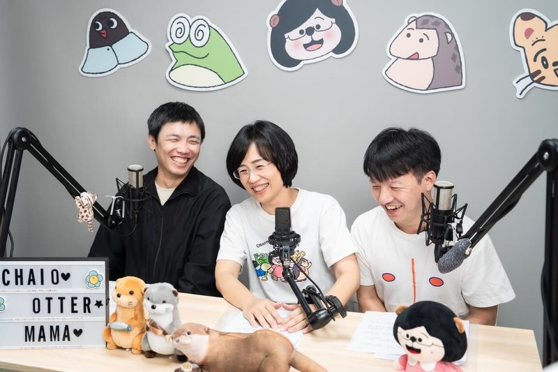 民進黨新北市長參選人蘇巧慧（中）邀Podcast節目「台灣通勤第一品牌」主持人一同錄製兒童繪本故事，並在節目中大聊育兒經。（蘇巧慧競辦提供）中央社記者曹亞沿傳真　115年10月8日