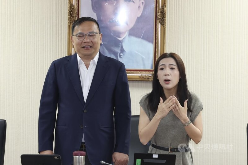立法院新會期各常設委員會召委8日進行選舉，外交及國防委員會由民進黨立委王義川（左）、國民黨立委徐巧芯（右）擔任召委。中央社記者吳家昇攝　115年10月8日