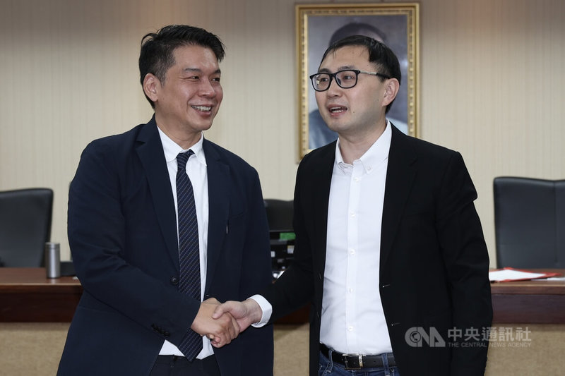 立法院新會期各常設委員會召委8日進行選舉，內政委員會由國民黨立委廖先翔（右）、民進黨立委李柏毅（左）擔任召委，兩人握手致意。中央社記者吳家昇攝　115年10月8日